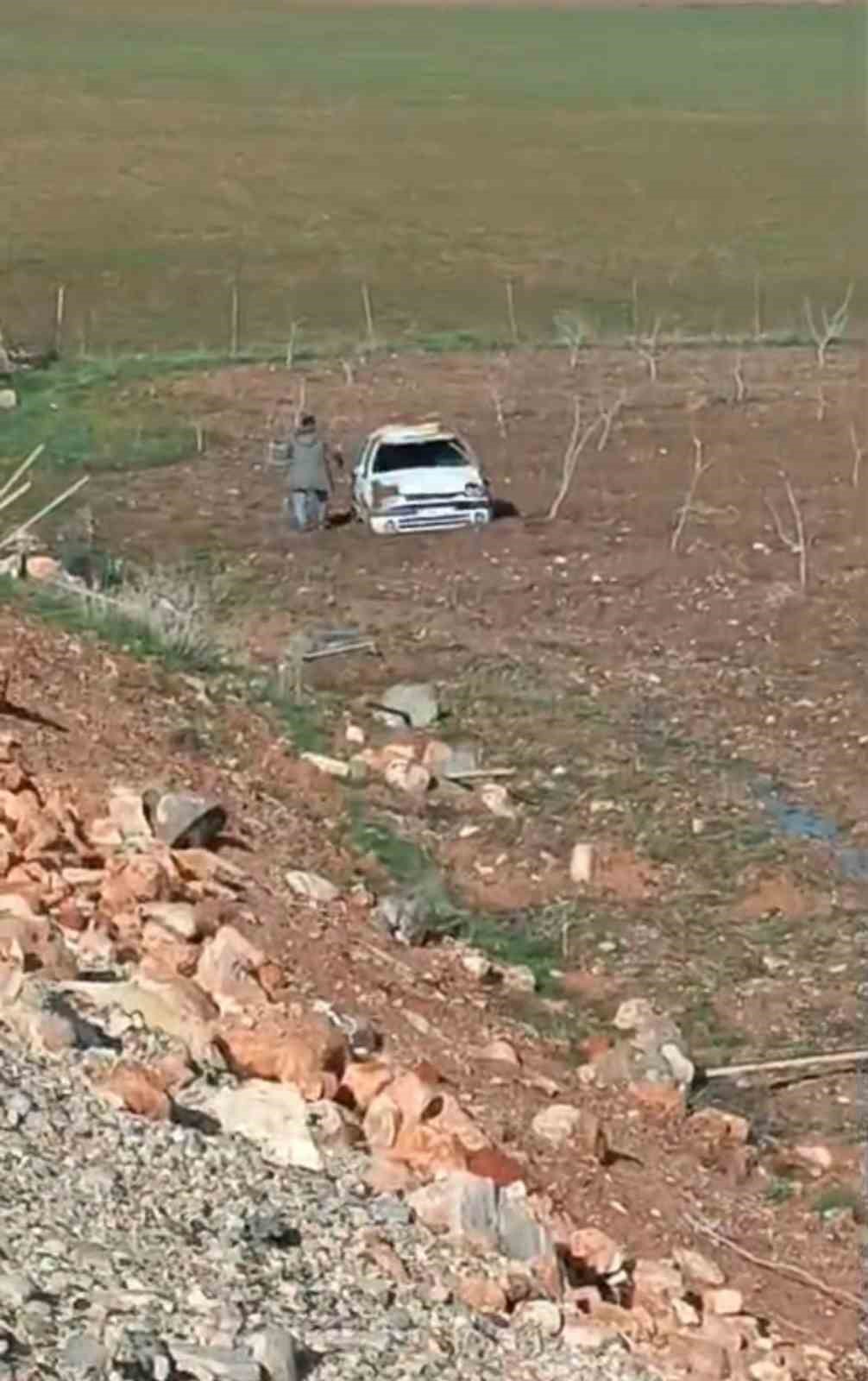 Kurtalan’da otomobil tarlaya uçtu: 1 yaralı