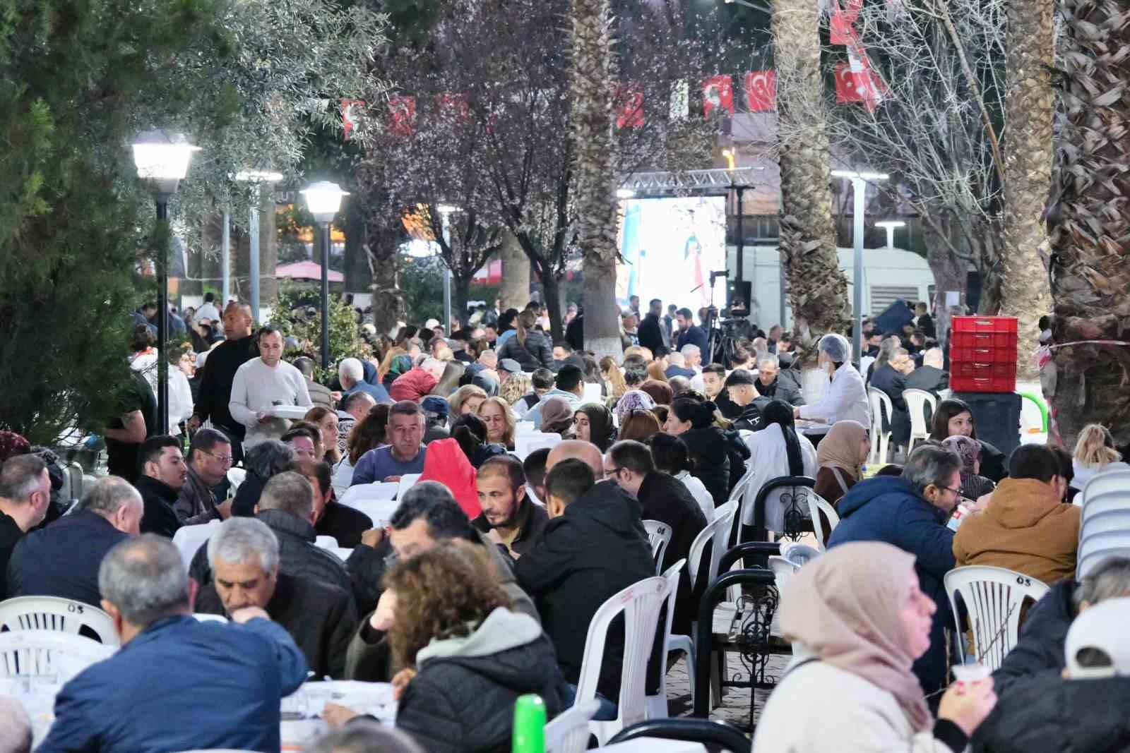 Menemen’de Kadir Gecesi’ne özel 15 bin kişilik iftar