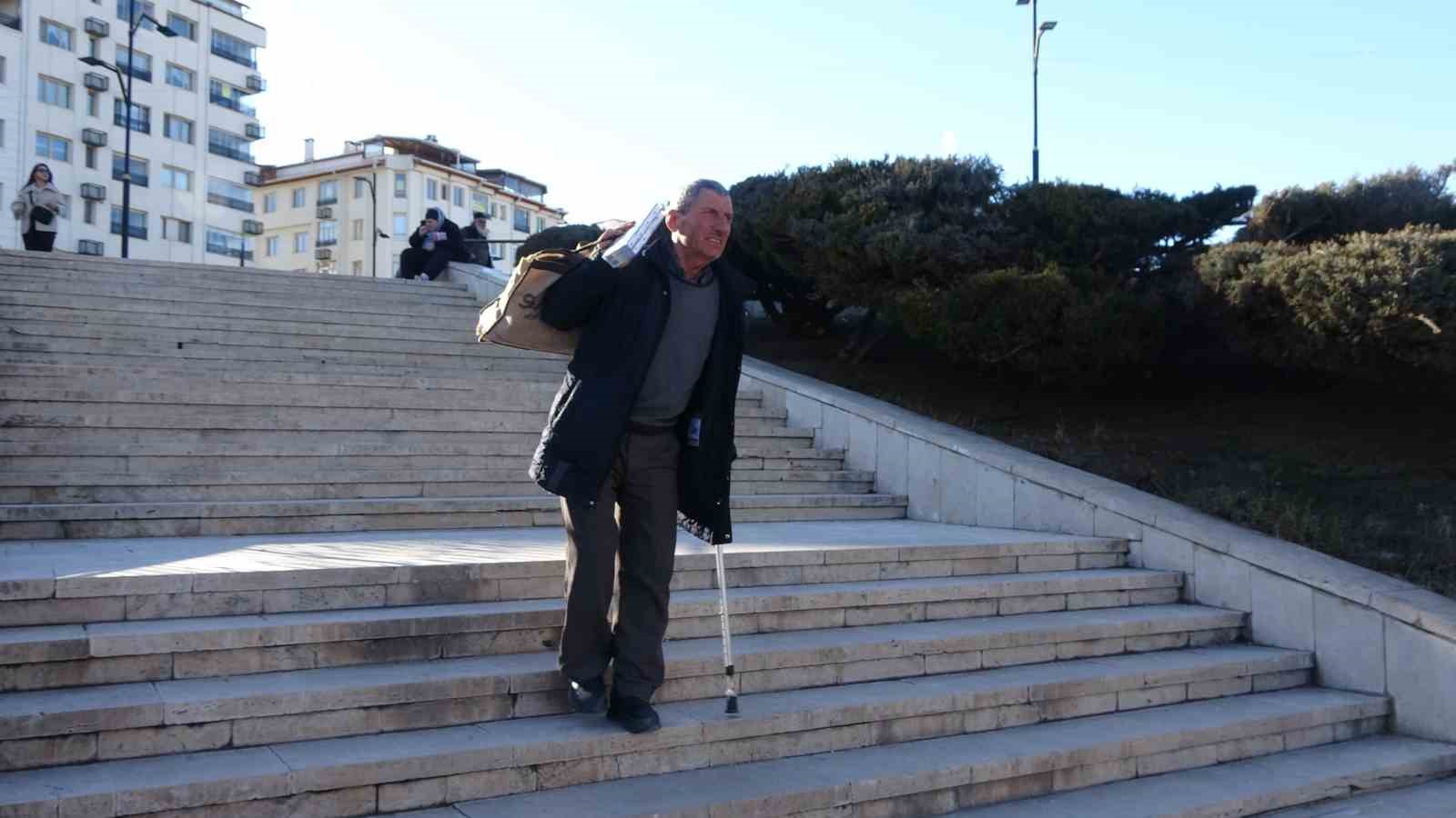 Hem seyyar satıcılık yapıyor, hem de g&ouml;n&uuml;ll&uuml; rehberlik hizmeti veriyor
