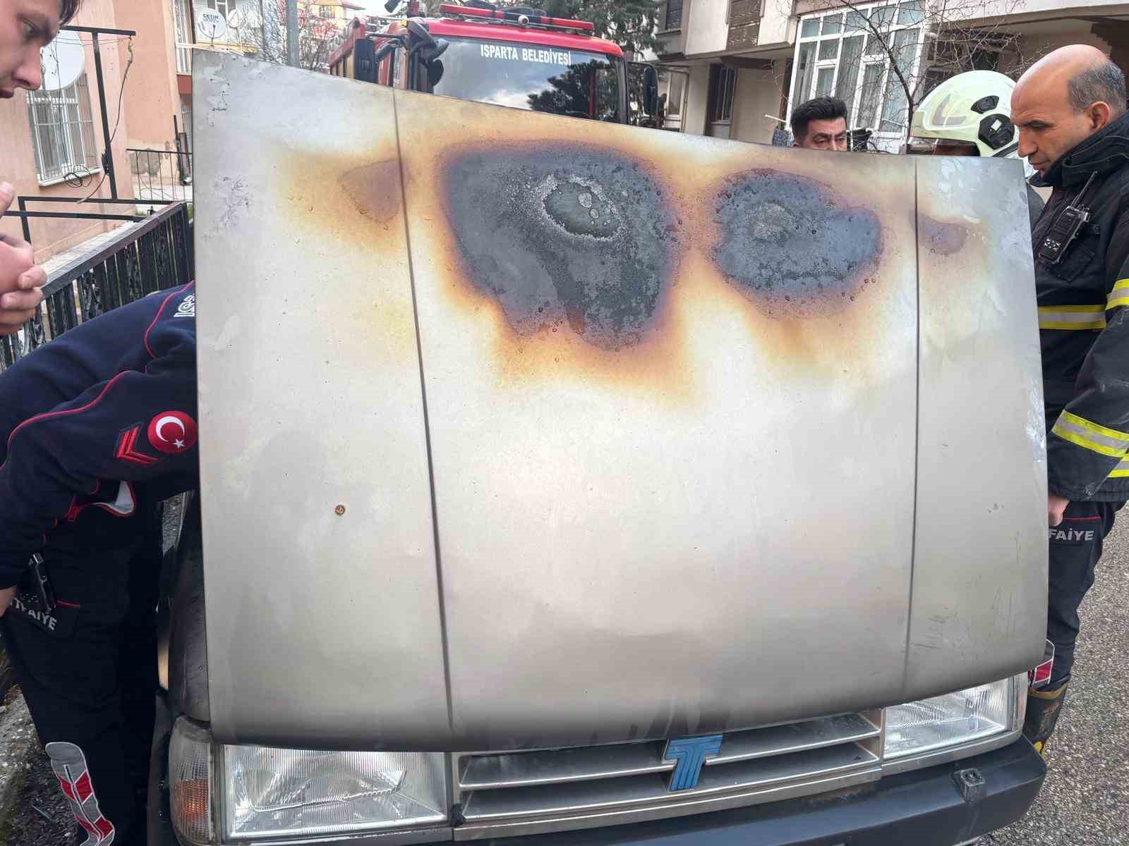 Isparta’da park halindeki Tofaş’ın motor kısmı yandı