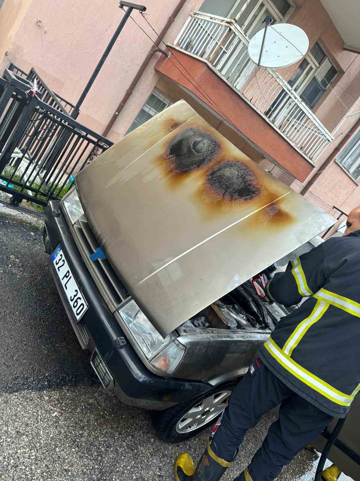 Isparta&rsquo;da park halindeki Tofaş&rsquo;ın motor kısmı yandı
