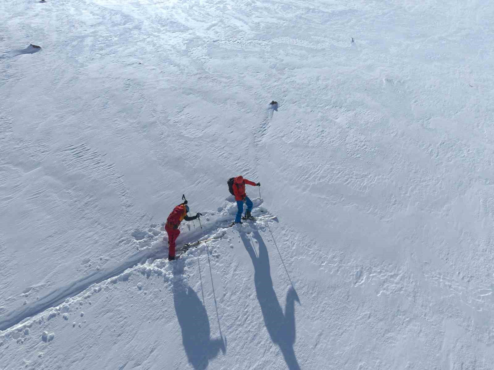 Ağrı Dağı&rsquo;ndan kayan kayakseverler, Ağrı Dağı&rsquo;nın Iğdır tarafına kayak merkezi yapılması &ccedil;ağrısında bulundu
