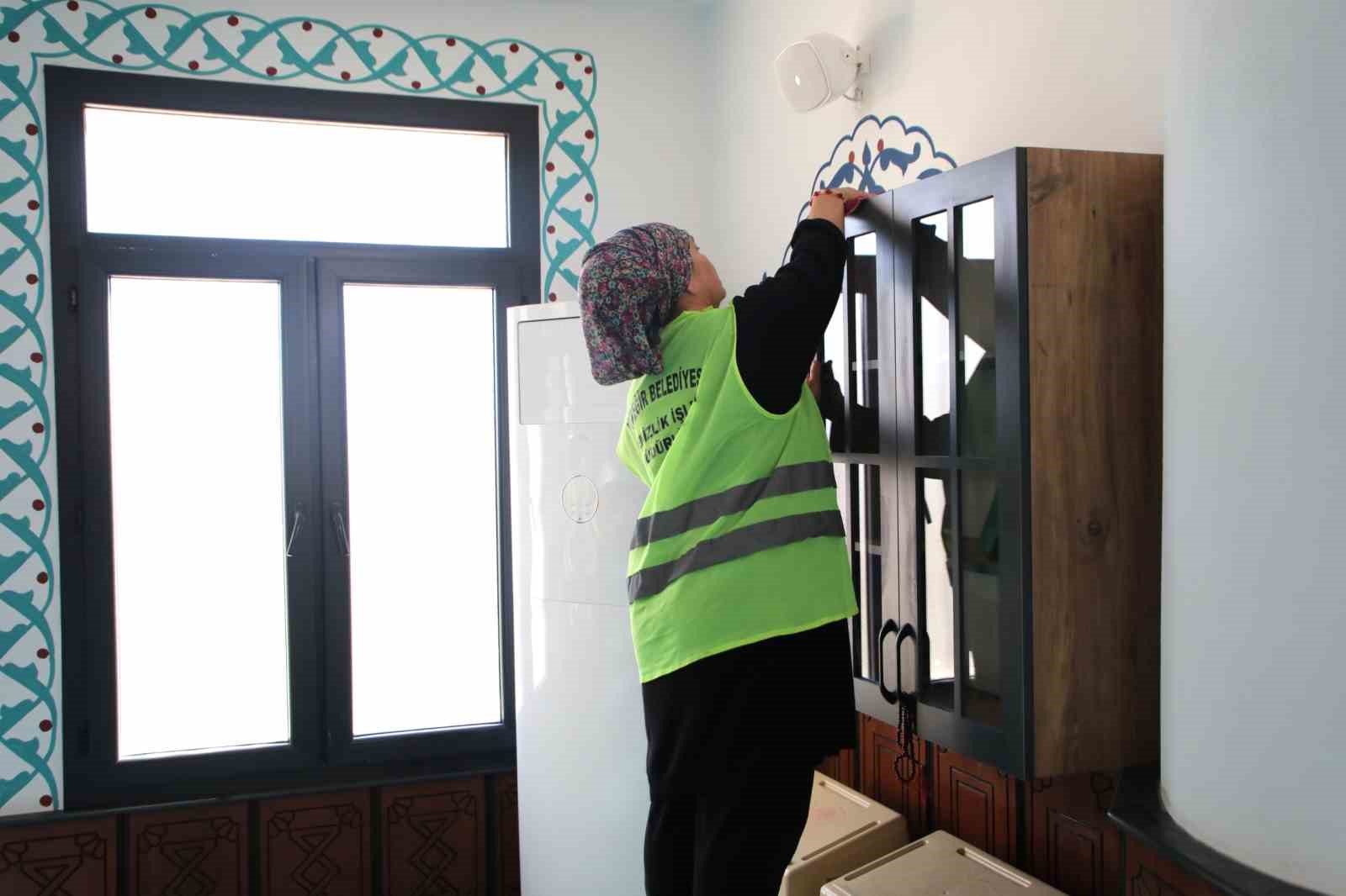 Y&uuml;reğir Belediyesi&rsquo;nden ibadethanelerde bayram temizliği
