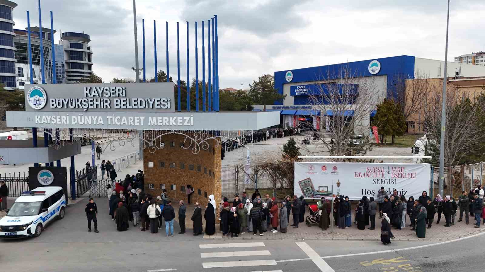 Kadir Gecesi&rsquo;nde kutsal emanetler i&ccedil;in uzun kuyruklar oluştu
