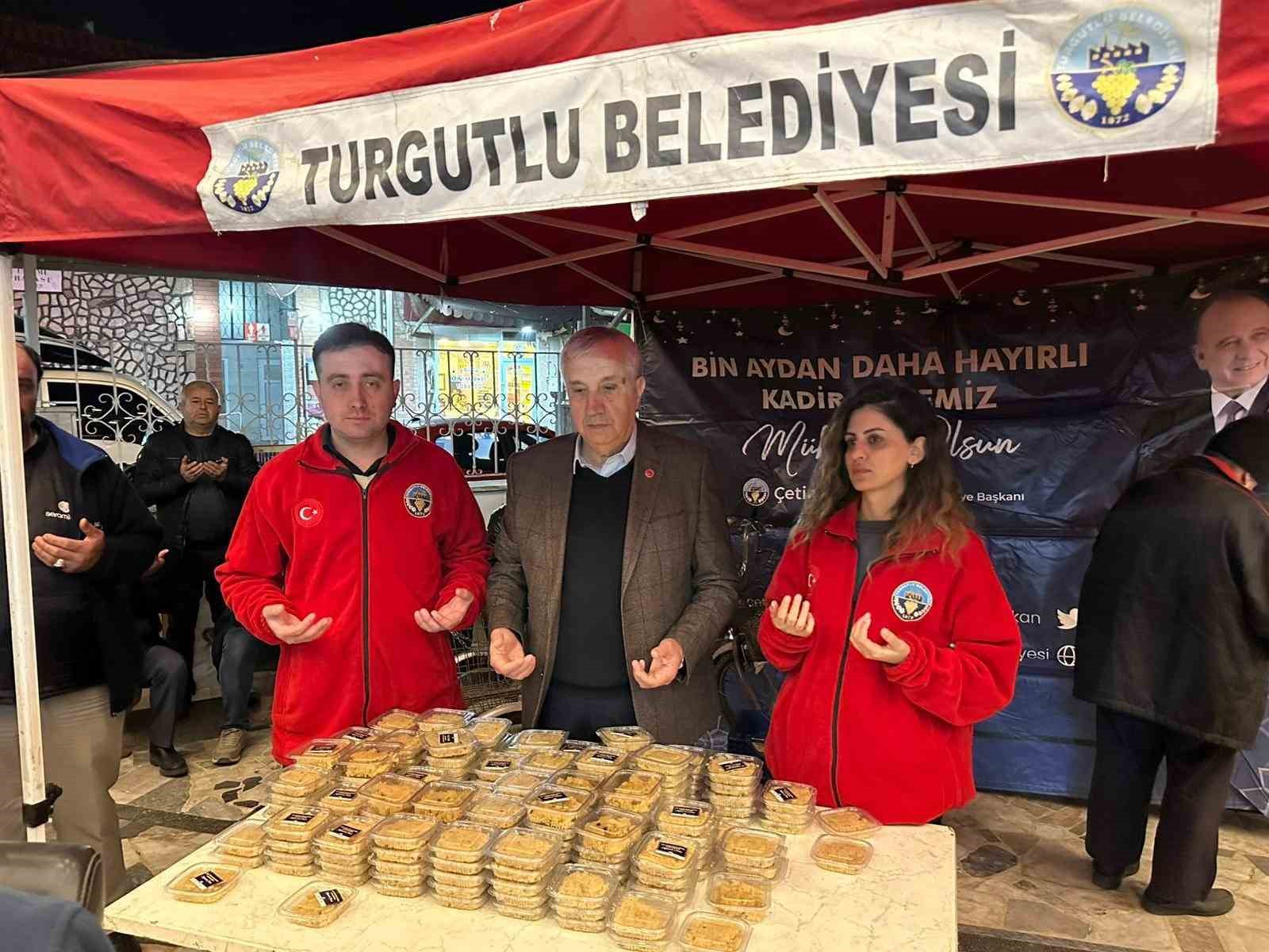 Turgutlu Belediyesinden Kadir Gecesi&rsquo;nde helva ikramı
