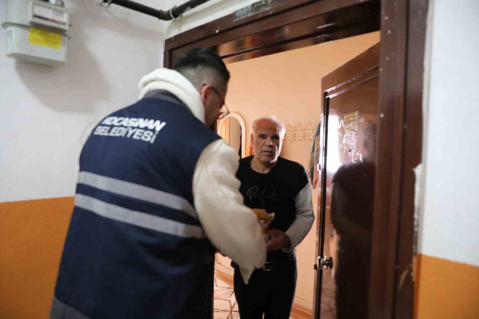 Hizmetleriyle g&ouml;n&uuml;llerde taht kuran Başkan &Ccedil;olakbayrakdar&rsquo;a dualarla teşekk&uuml;r
