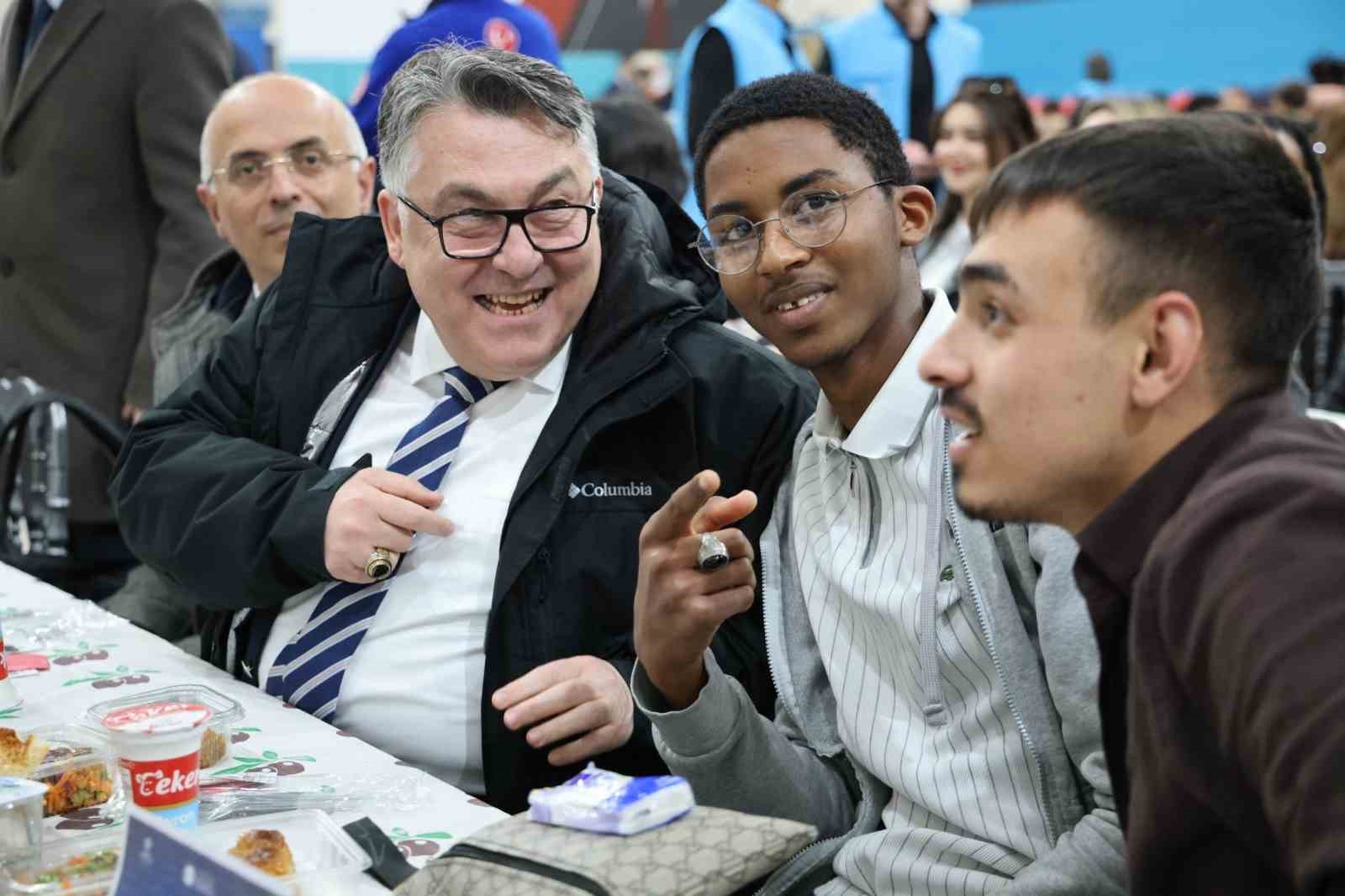 Rekt&ouml;r &Ouml;z&ouml;l&ccedil;er, iftar buluşmasında &ouml;ğrencilerle bir araya geldi
