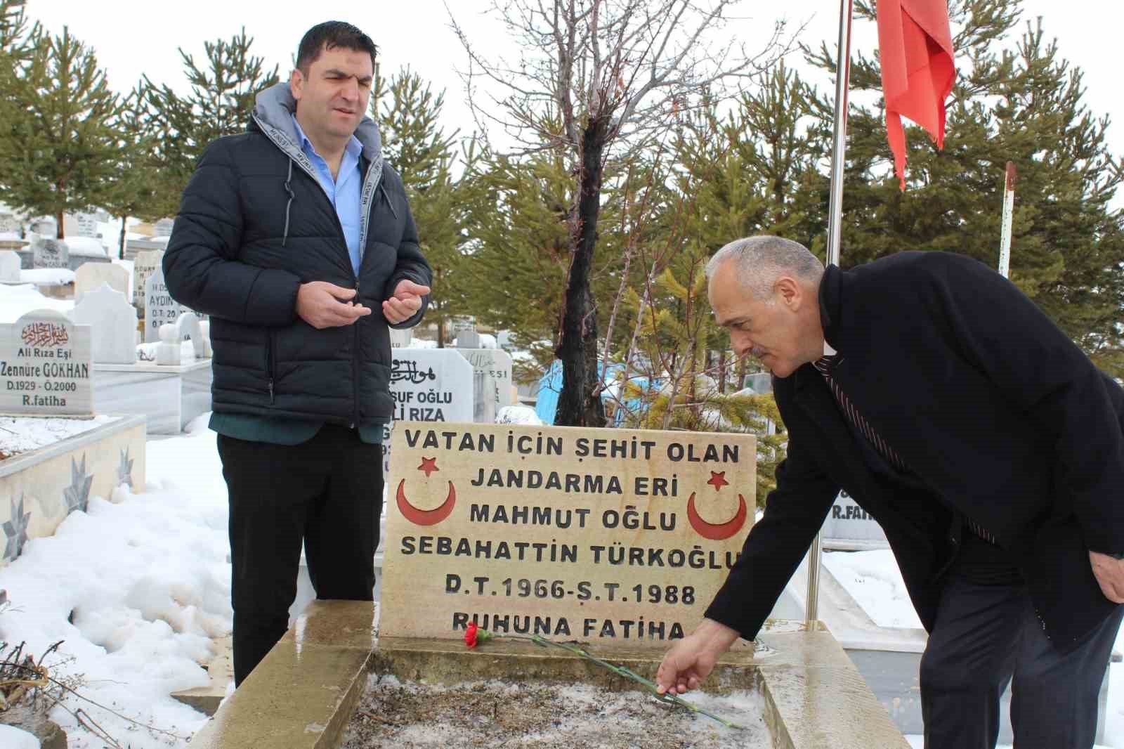 Şehitler kabirleri başında dualarla anıldı