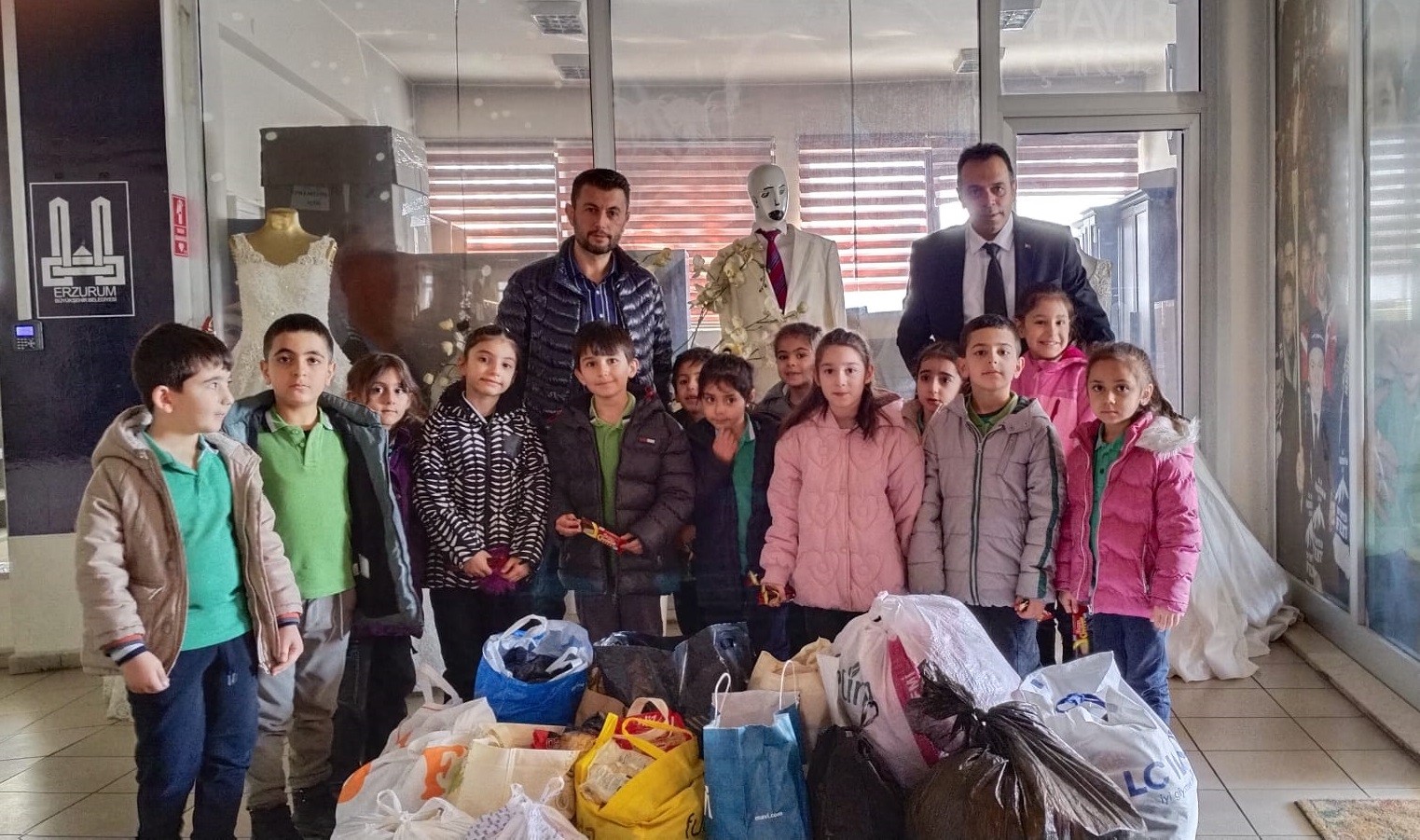 Öğrencilerden Hayır Çarşısı’na gıda bağışı