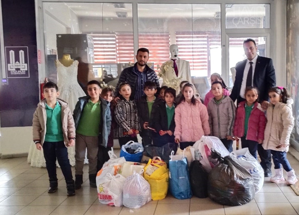 &Ouml;ğrencilerden Hayır &Ccedil;arşısı&rsquo;na gıda bağışı
