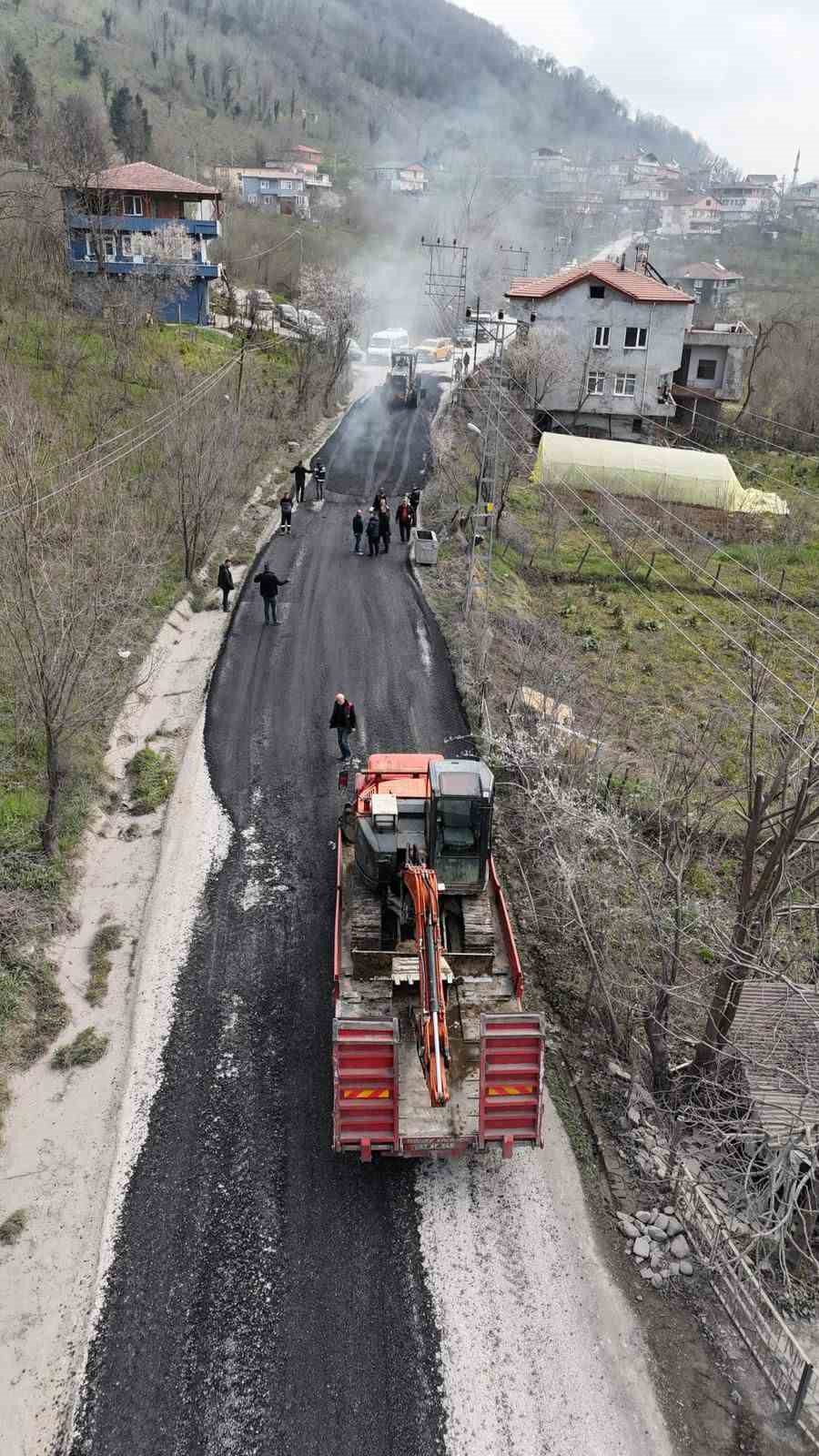 Alaplı&rsquo;da ağır tonajlı kamyonların bozduğu yollar bakıma alındı
