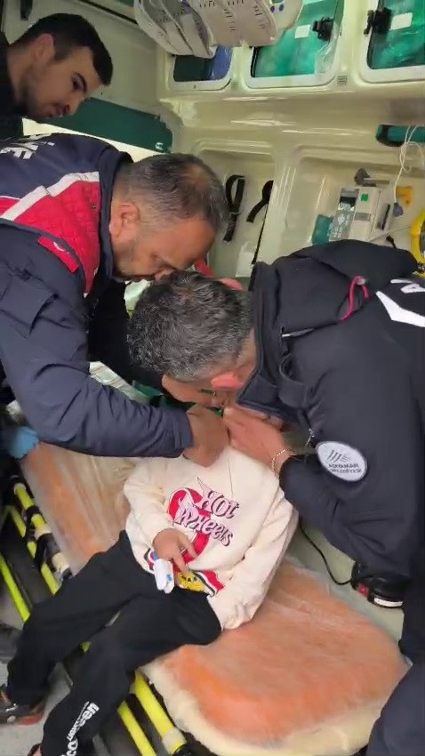 Boynuna plastik kelep&ccedil;e ge&ccedil;iren &ccedil;ocuk kurtarıldı
