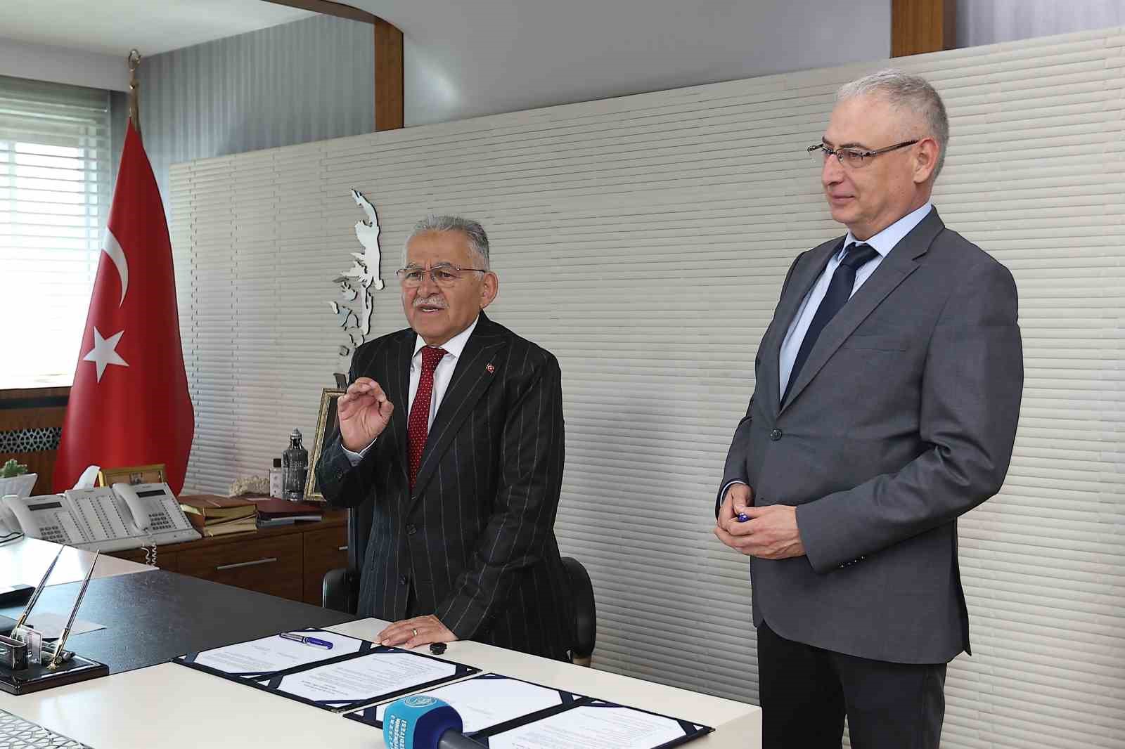 Başkan B&uuml;y&uuml;kkılı&ccedil;, Kartal Katlı Kavşağı i&ccedil;in besmeleyi &ccedil;ekti, imzayı attı
