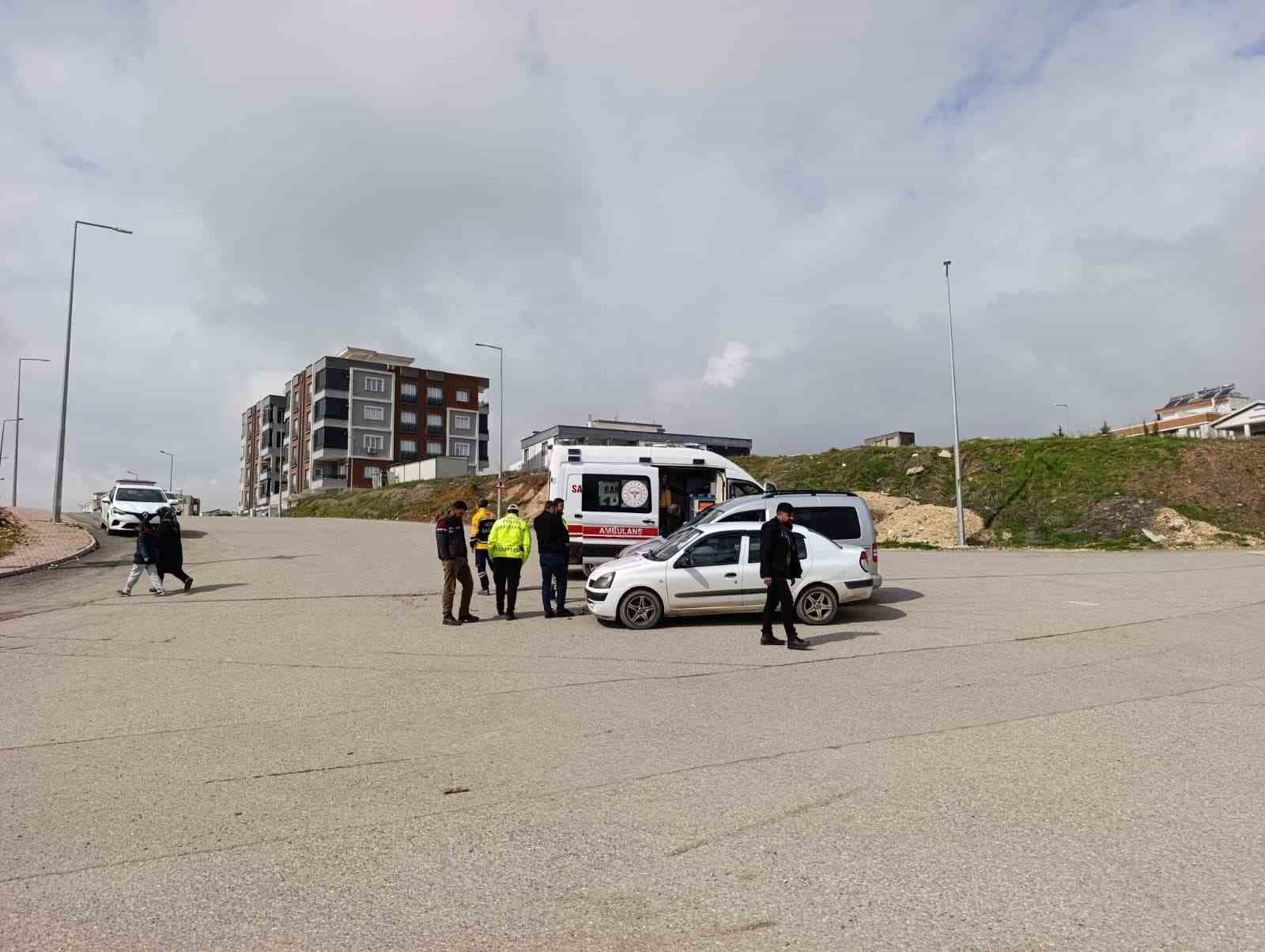 Hafif ticari ara&ccedil; ile otomobil &ccedil;arpıştı: 1 yaralı
