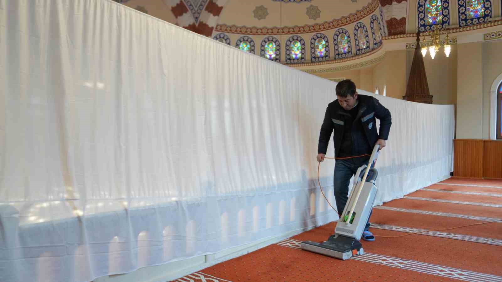 Battalgazi&rsquo;de bayram &ouml;ncesi cami ve mezarlıklar temizleniyor
