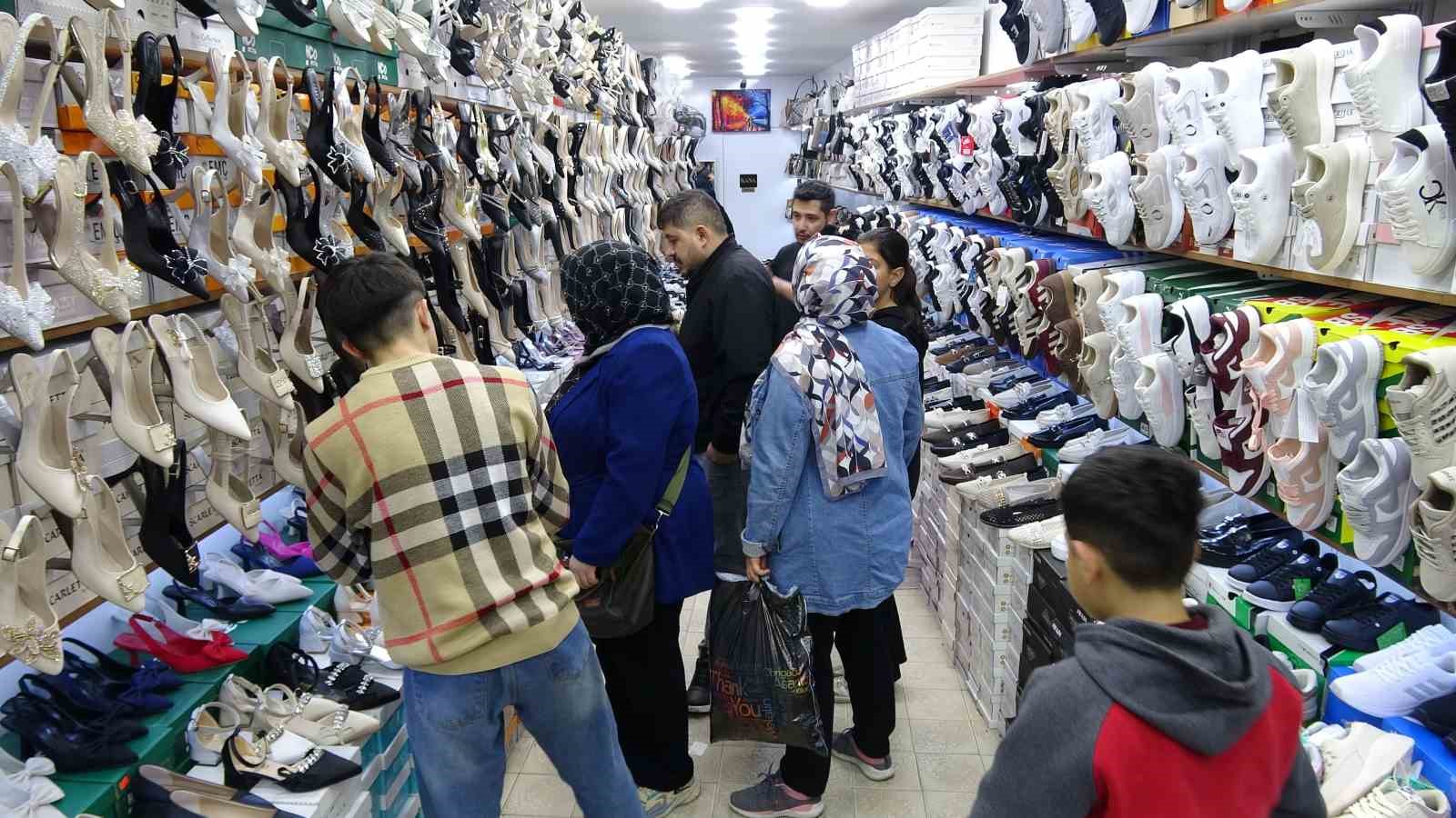 Gaziantep&rsquo;te bayram alışverişinde adım atacak yer kalmadı
