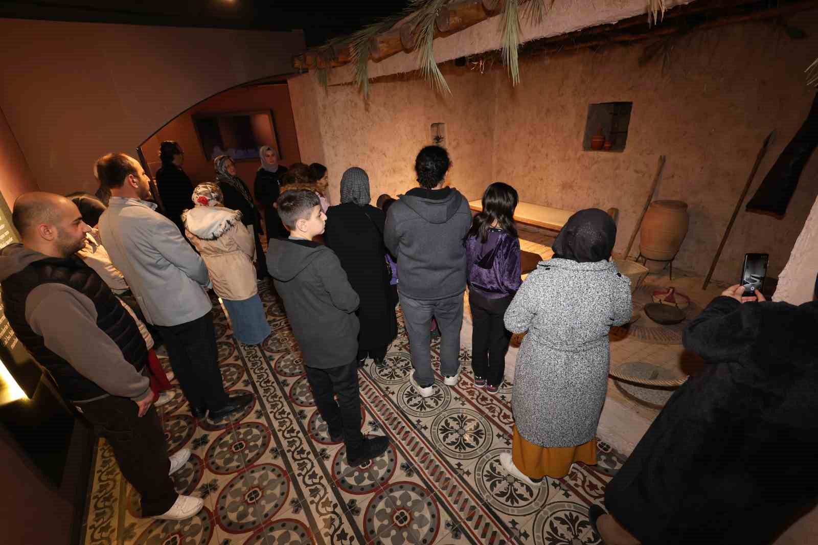 Siyer Sergisi ve Mukaddes Emanetler Sergisi Kadir Gecesi&rsquo;nde doldu taştı
