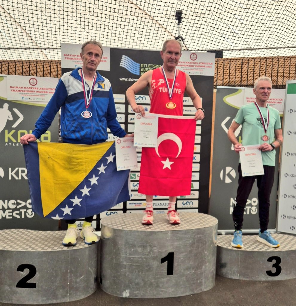 65 yaşındaki Denizlili atlet &uuml;&ccedil; altın madalya yurda d&ouml;nd&uuml;
