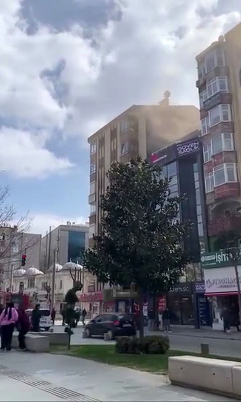 İzmit&rsquo;te 7 katlı binanın &ccedil;atısındaki bacadan &ccedil;ıkan yangın korkuttu
