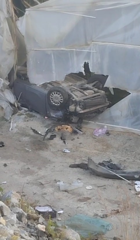 Alanya&rsquo;da otomobil muz serasına devrildi: 1 &ouml;l&uuml;, 1 yaralı
