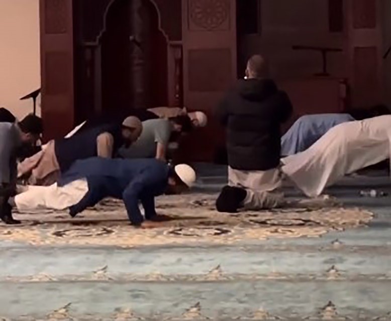 ABD’de yaşayan Trabzonlu imam teravih sonrası cemaate 61 şınav çektiriyor