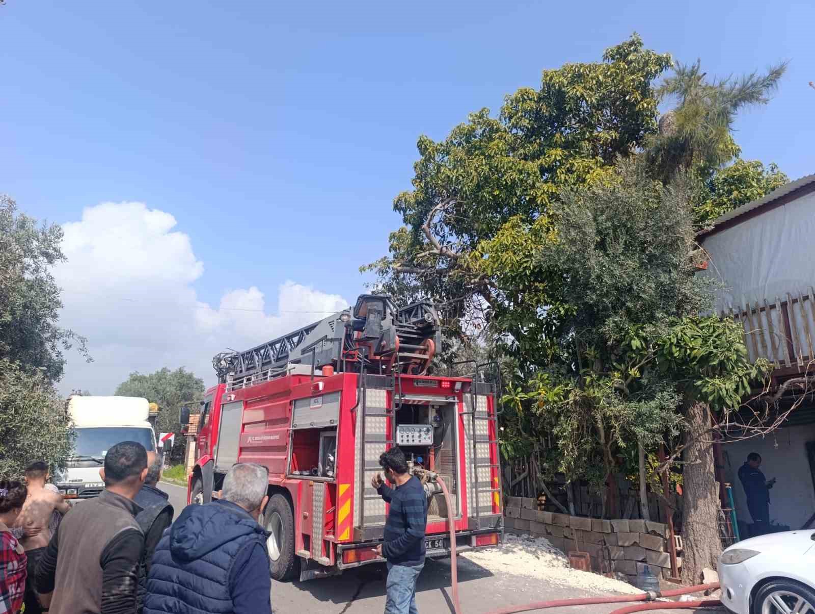 Klimadan &ccedil;ıkan yangın ekiplerin m&uuml;dahalesiyle s&ouml;nd&uuml;r&uuml;ld&uuml;
