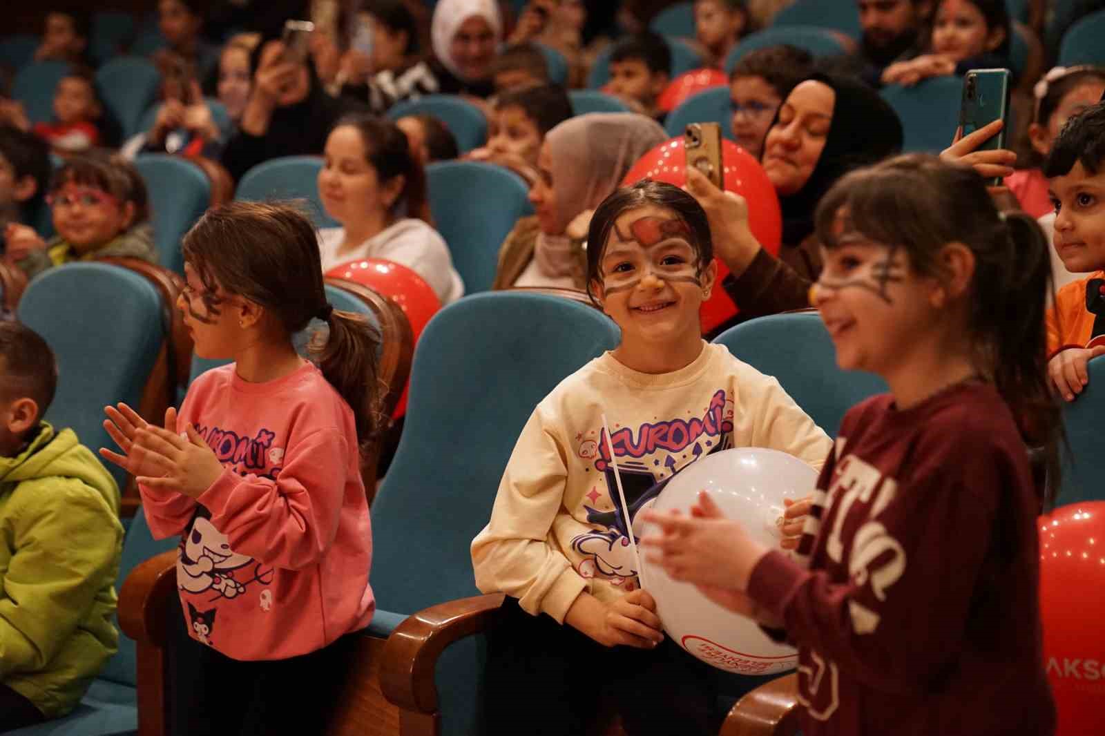 Esenyurt&rsquo;ta ara tatil şenliği coşkusu: &Ccedil;ocuklar doyasıya eğlendi
