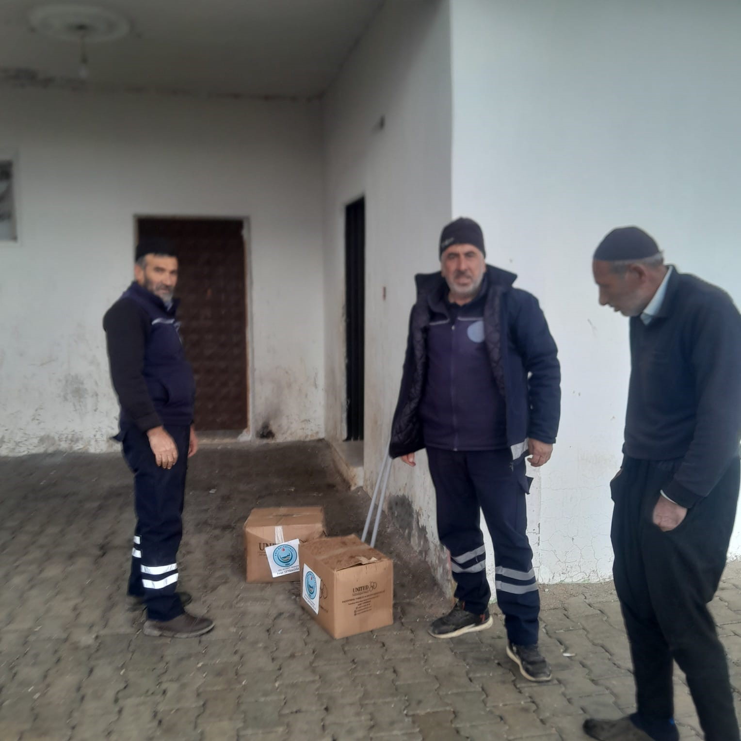 Eğil Belediyesi tarafından cami ve taziye evlerine temizlik malzemesi desteği
