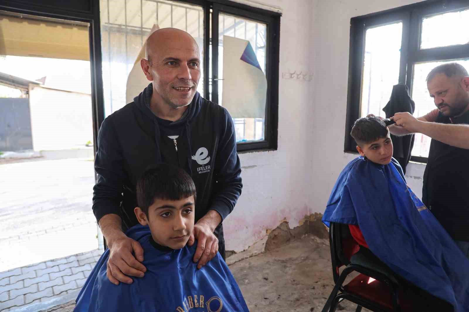 Kocag&uuml;rl&uuml; &ccedil;ocuklara bayram tıraşları Efeler Belediyesi&rsquo;nden
