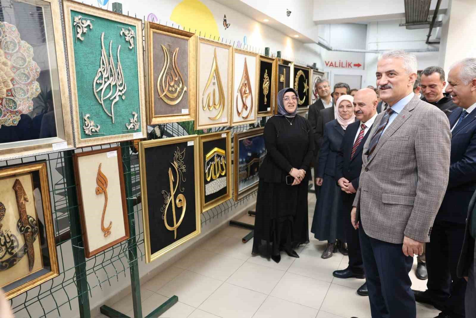 "Sanatın Diliyle Değerlerimiz" sergisi a&ccedil;ıldı
