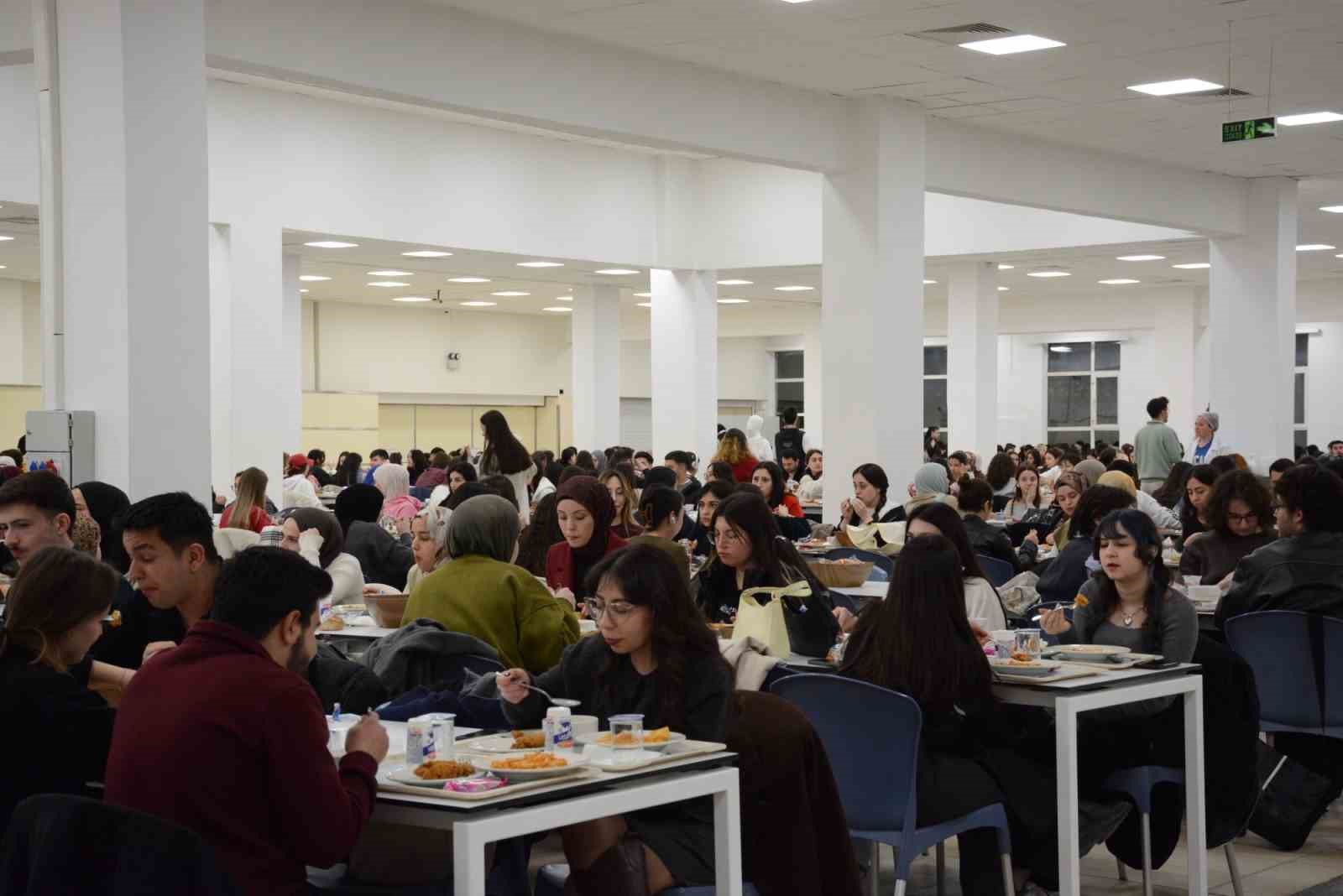 Anadolu &Uuml;niversitesi &ouml;ğrencileri Kadir Gecesi&rsquo;nde iftar sofrasında buluştu
