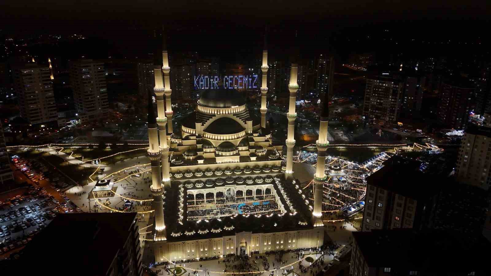 Kadir Gecesi&rsquo;nde Şahinbey Millet Cami doldu taştı
