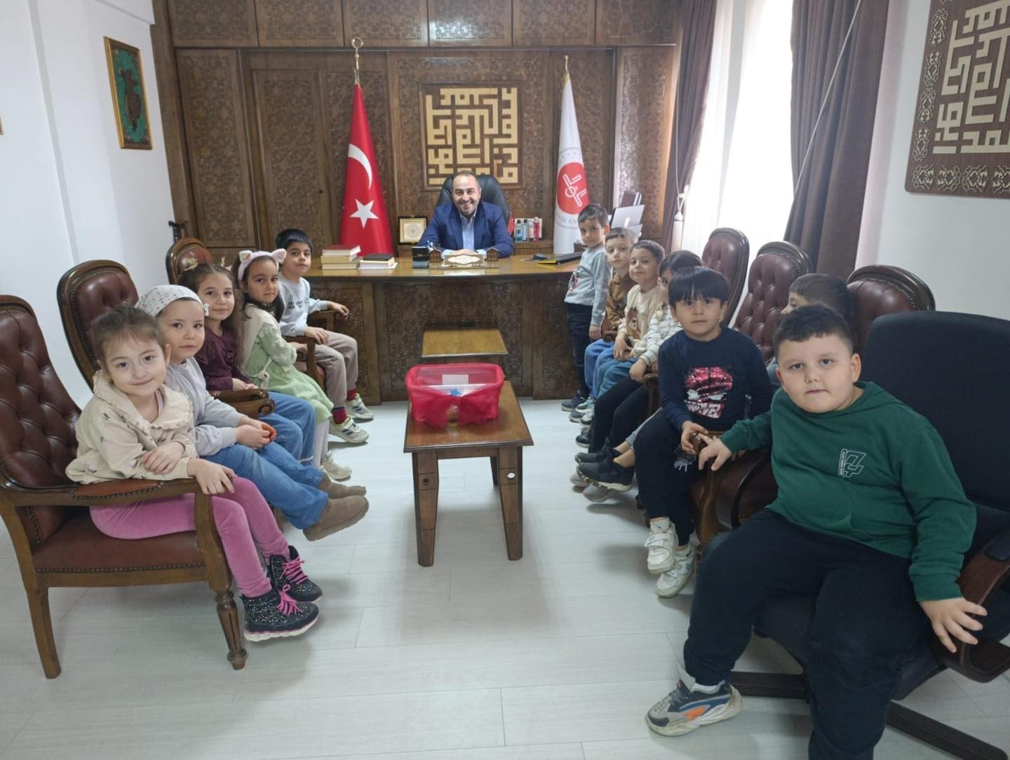 Kumbaradaki har&ccedil;lıklarını ihtiya&ccedil; sahibi ailelere bağışladılar
