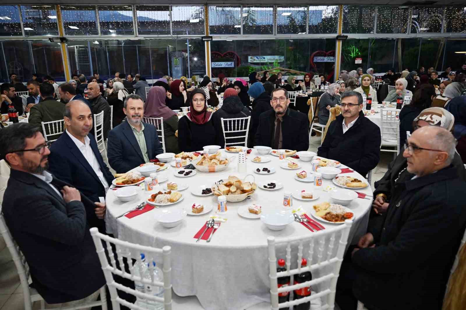 İlahiyat Fak&uuml;ltesinde 250 kişilik dev iftar buluşması
