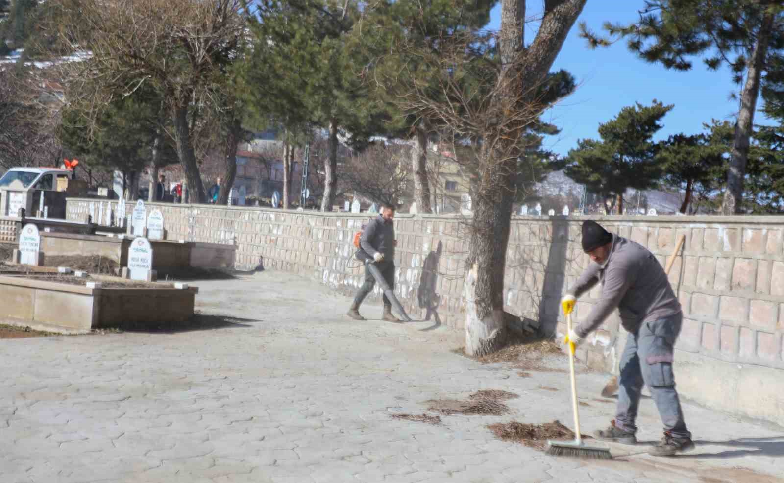 Melikgazi’de mezarlıklar bayram için temizlendi