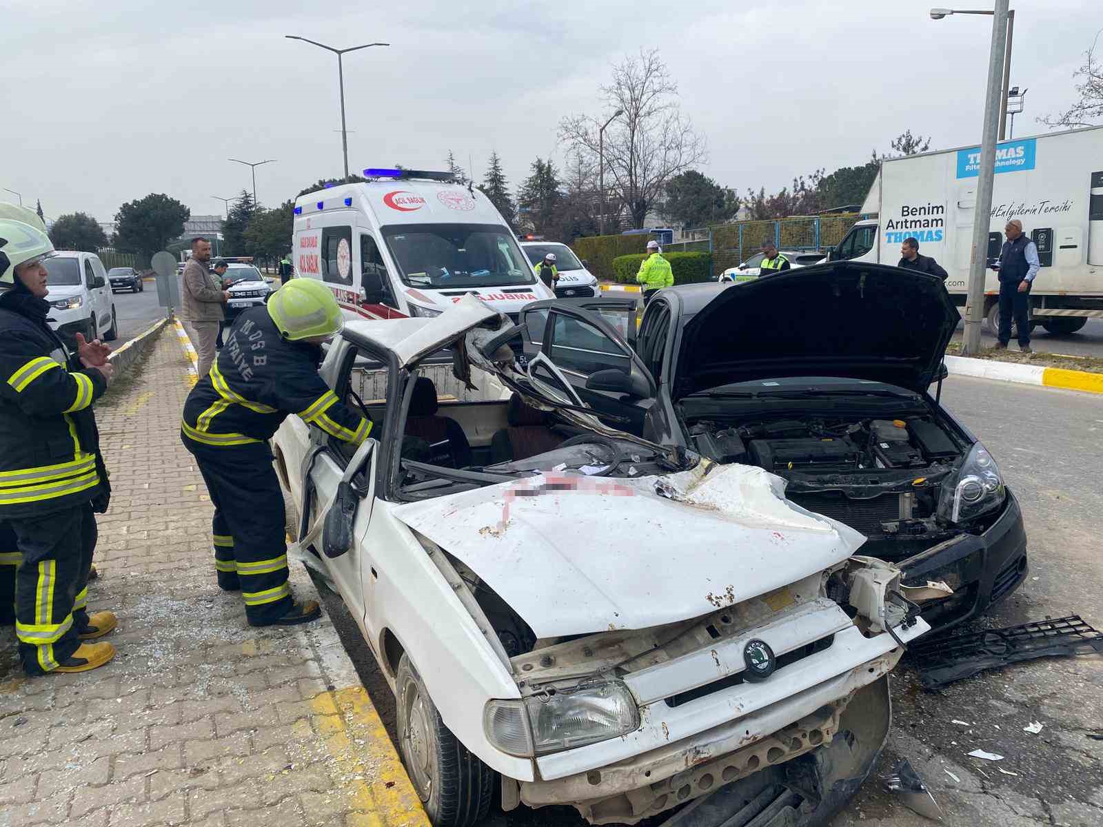 Ref&uuml;je &ccedil;arpıp karşı şeride ge&ccedil;en otomobil başka araca &ccedil;arptı: 1 &ouml;l&uuml;
