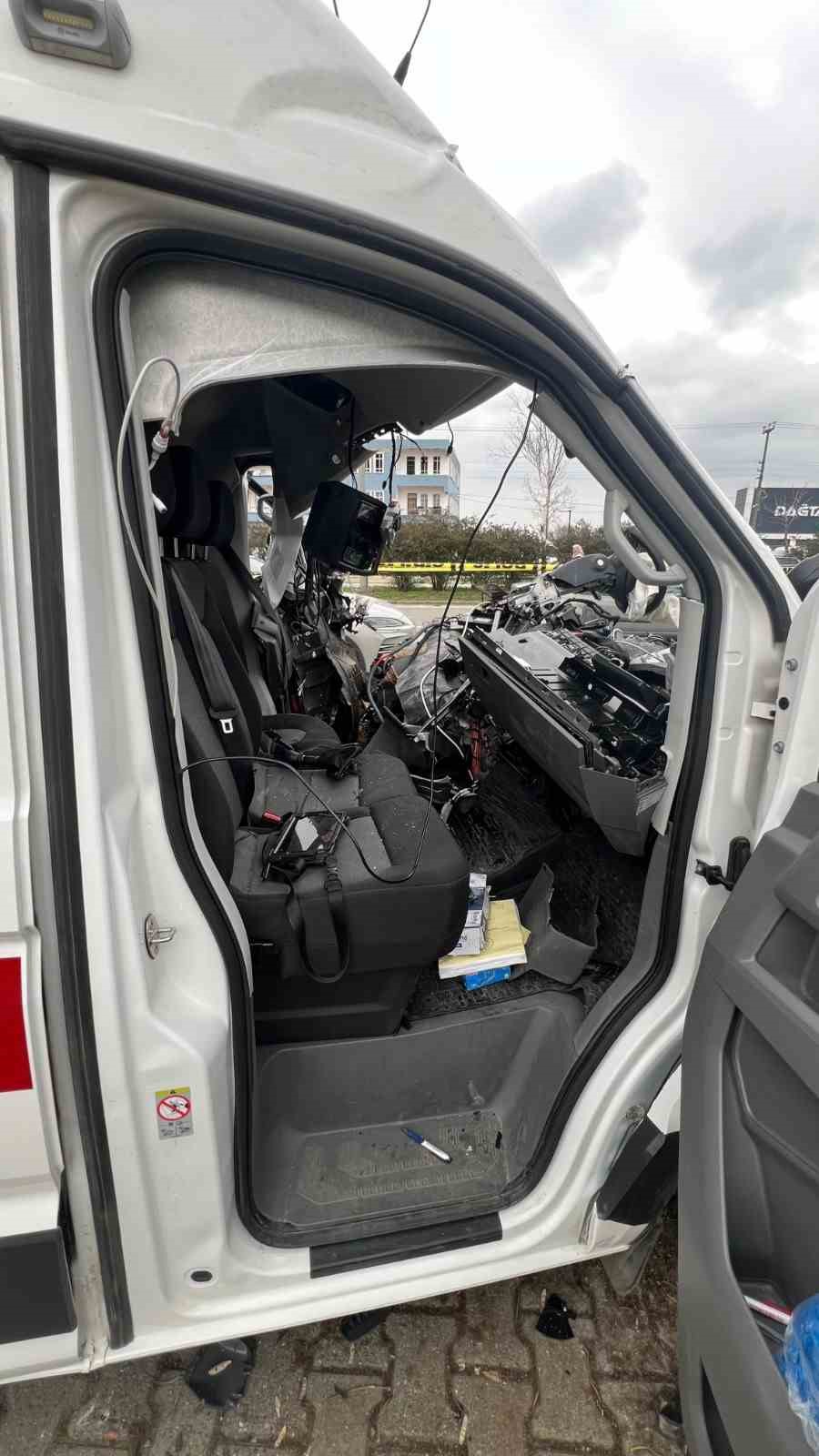 Vakaya giden ambulans kaza yaptı: 1 &ouml;l&uuml;, 3 yaralı
