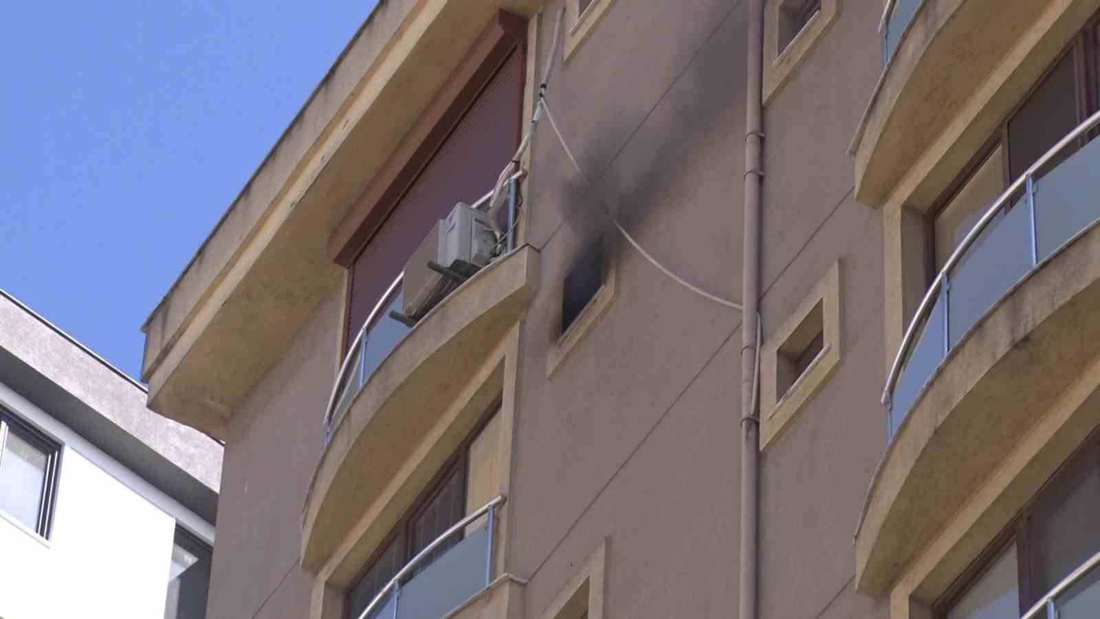 Kadık&ouml;y&rsquo;de yangın paniği: Yaşlı kadın dumandan etkilendi
