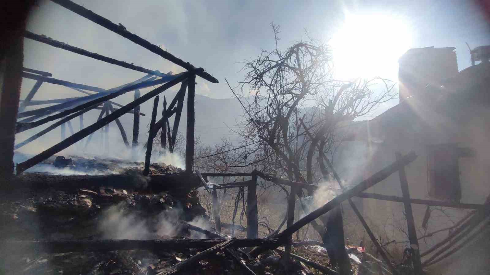 Kastamonu&rsquo;da &ccedil;ıkan yangında samanlık kullanılamaz hale geldi
