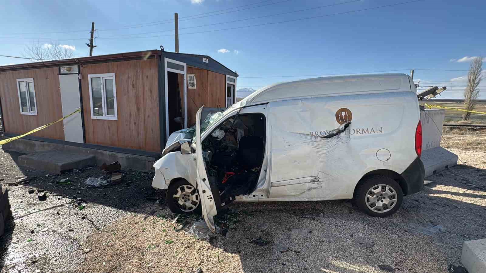 Jandarma uygulama noktasında bariyere &ccedil;arpan s&uuml;r&uuml;c&uuml; hayatını kaybetti
