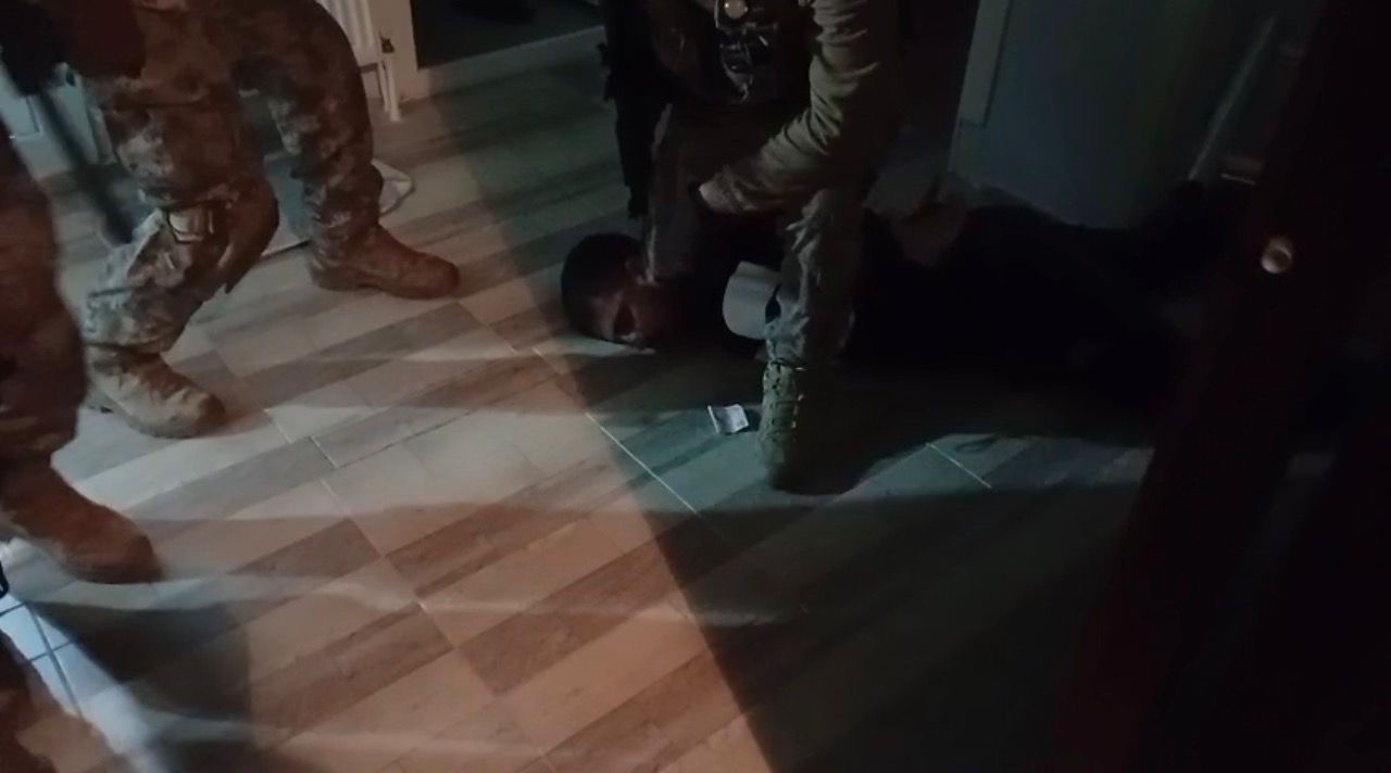 İzmir&rsquo;de ara&ccedil; ve iş yerine y&ouml;nelik silahlı saldırıda 2 tutuklama
