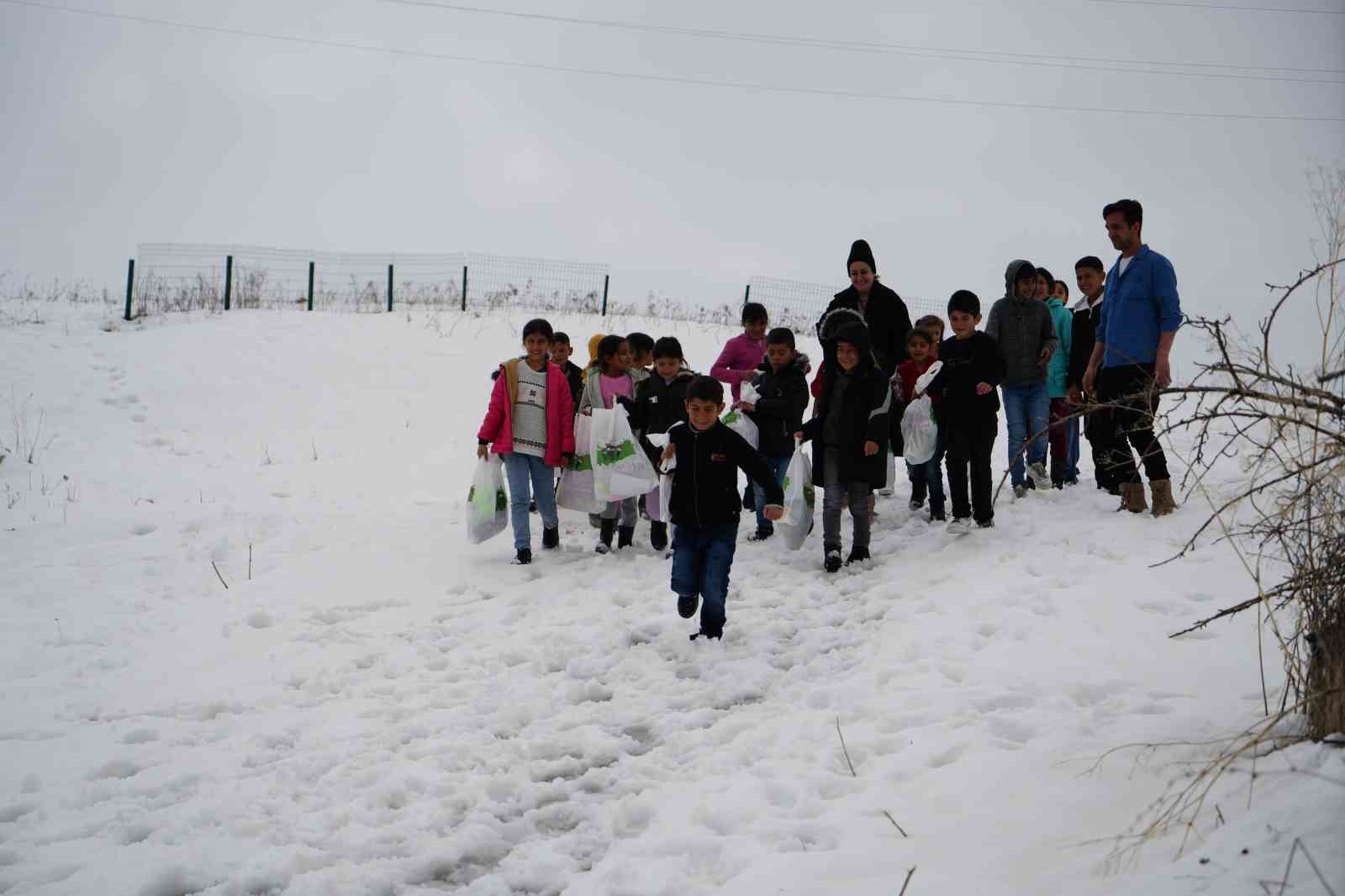 Muş&rsquo;un &uuml;cra k&ouml;ylerindeki bin &ccedil;ocuğa bayram sevinci
