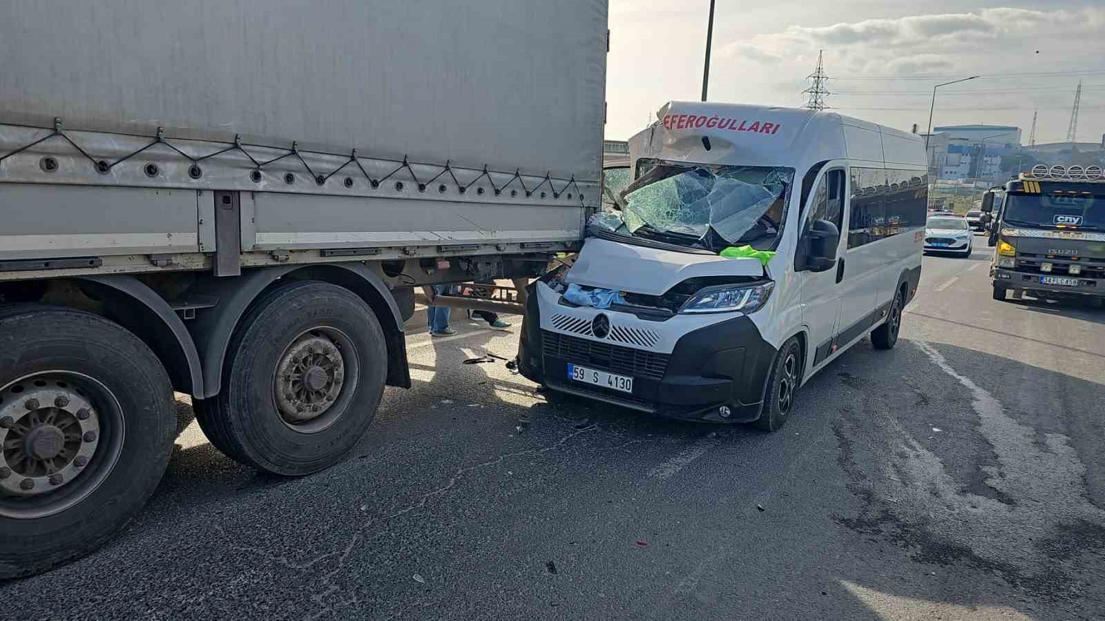 &Ccedil;erkezk&ouml;y&rsquo;de iş&ccedil;i servisi tıra &ccedil;arptı: 1&rsquo;i ağır 4 yaralı
