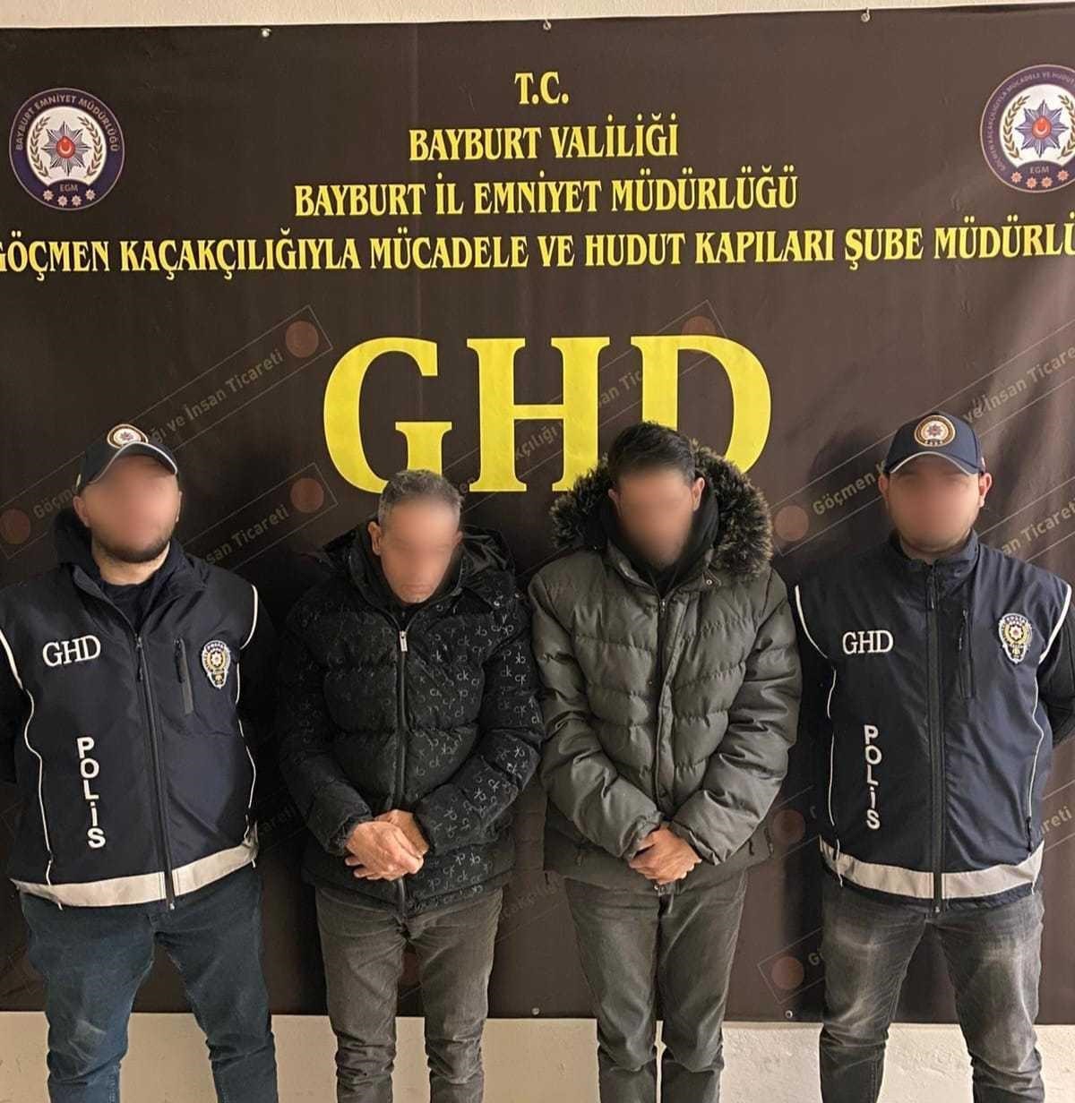 Bayburt&rsquo;ta g&ouml;&ccedil;men ka&ccedil;ak&ccedil;ılığı operasyonunda 5 d&uuml;zensiz g&ouml;&ccedil;men ile 5 ş&uuml;pheli yakalandı
