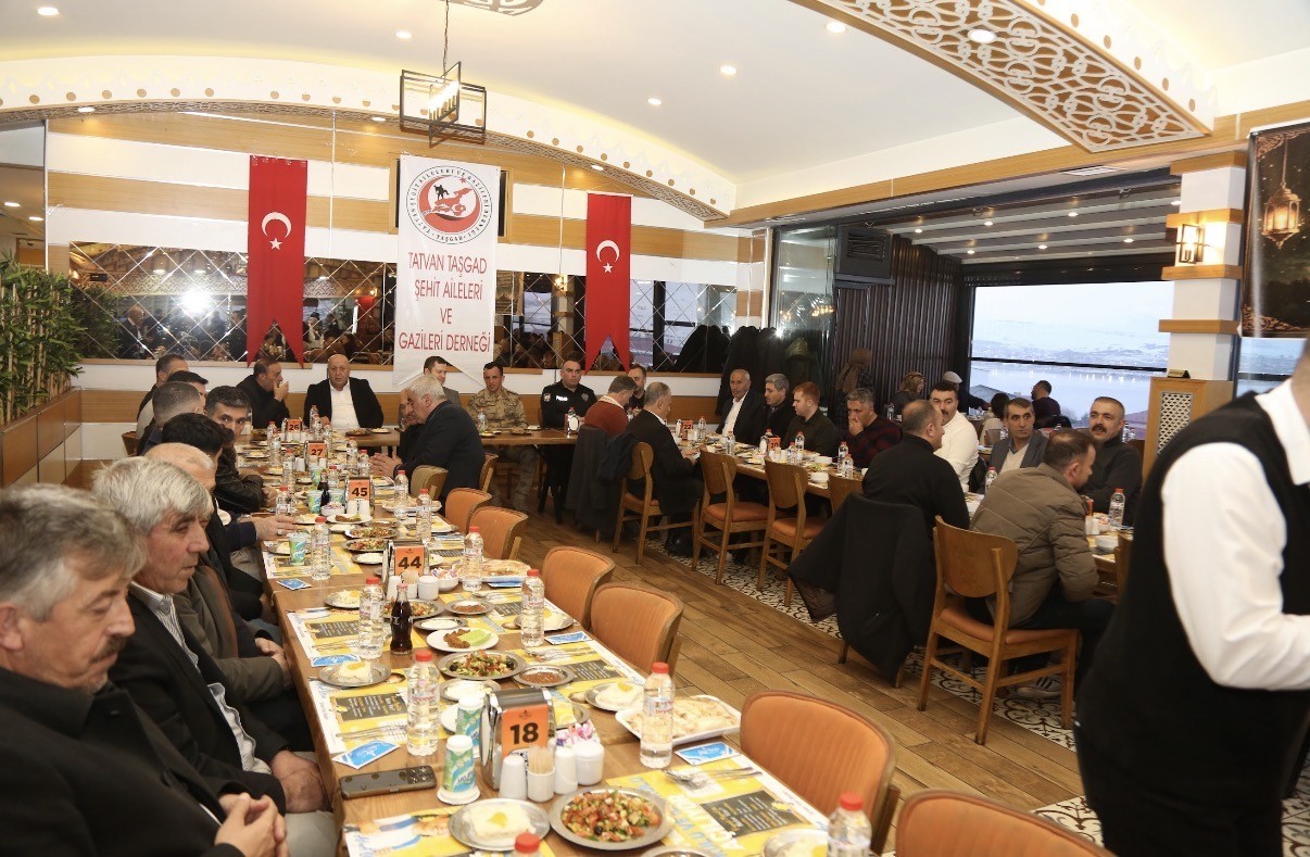 Tatvan’da şehit ve gazi aileleri onuruna iftar programı düzenlendi