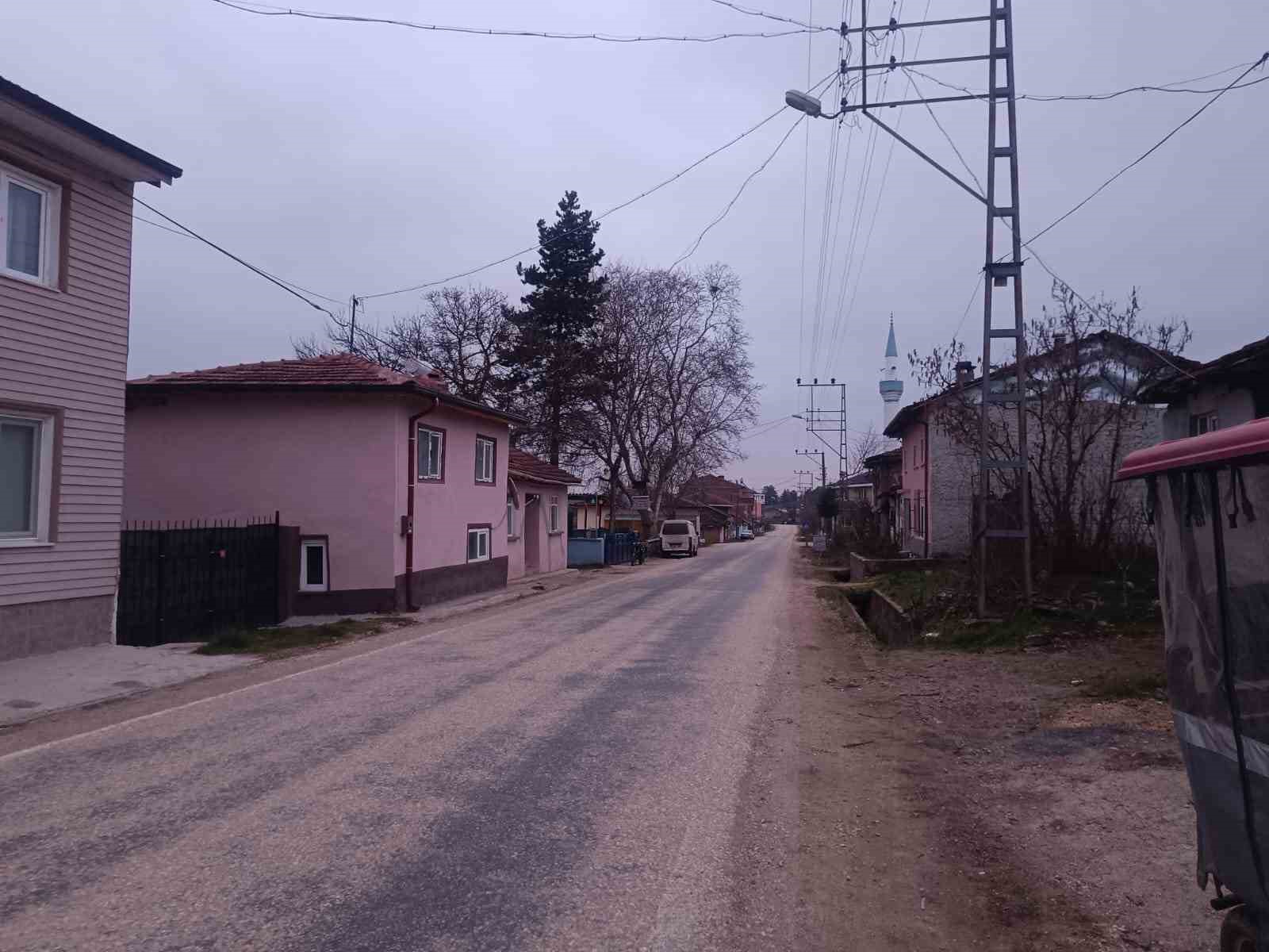 Bilecik&rsquo;te elektrik kesintisi Ramazan sofralarını kararttı: K&ouml;yl&uuml;ler mum ışığında iftar yaptı
