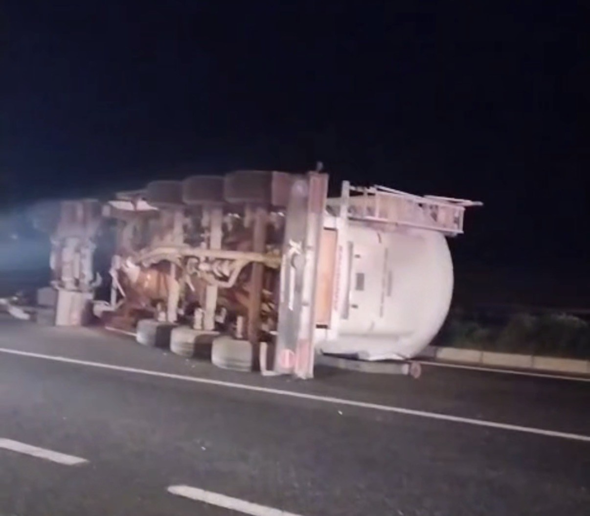 Virajı alamayan &ccedil;imento tankeri devrildi: 1 yaralı
