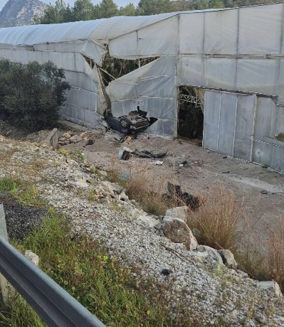 Alanya’da otomobil muz serasına devrildi: 1 ölü, 1 yaralı
