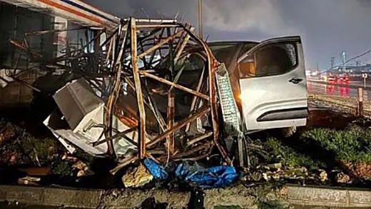 Siirt’te hafif ticari araç elektrik direğine çarptı