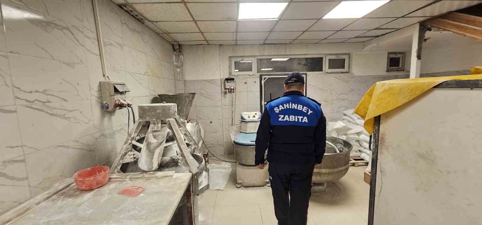 Şahinbey Belediyesi zabıta ekiplerinden gece denetimi